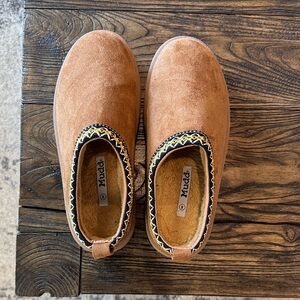 Mudd. Women’s size 8. Slip ons